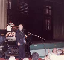 Photo: Gaylord Carter stands next to the mighty Wurlitzer talking to the attendees at a concert in February 1981..