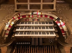 A organ with many keys