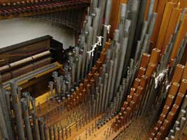 piano and ranks of pipes